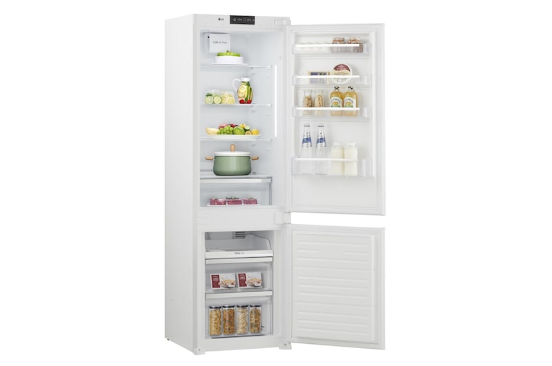 Frigorifero aperto completamente pieno di alimenti visto a tre quarti verso destra