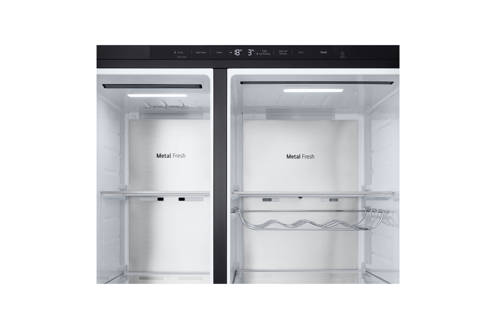 Dettaglio della parte superiore di freezer e frigo e del display