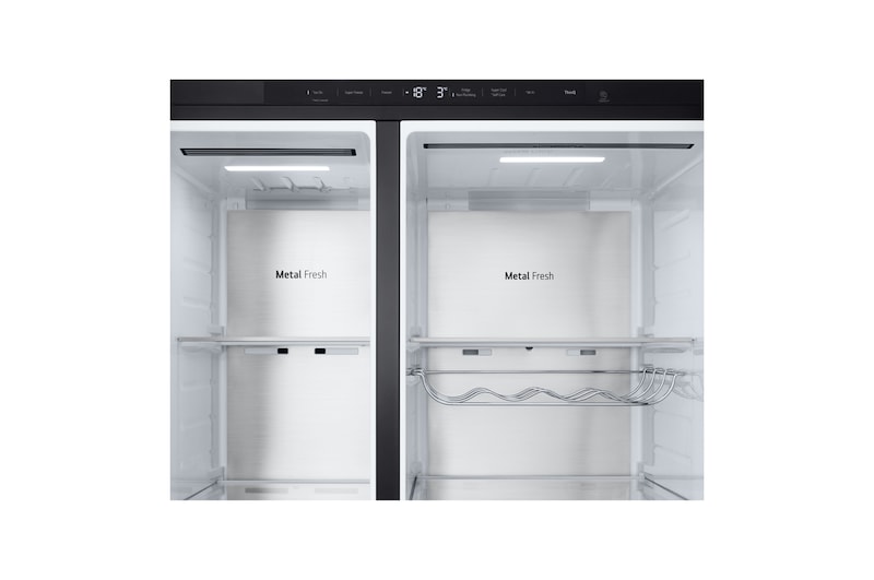 Dettaglio della parte superiore di freezer e frigo e del display