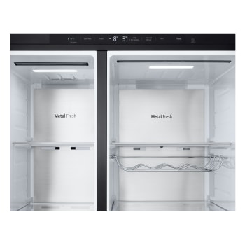 Dettaglio della parte superiore di freezer e frigo e del display