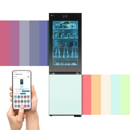 Vista frontale del frigorifero, con delle bande colorate che simulano la possibilità di cambiare colore ai pannelli e uno smartphone con l'app LG ThinQ da cui si possono cambiare i colori.