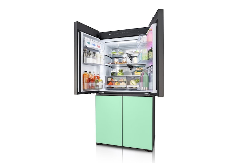 Frigorifero a tre quarti con porte inferiori di colore verde acqua e porta superiore e InstaView aperte con interno pieno di alimenti