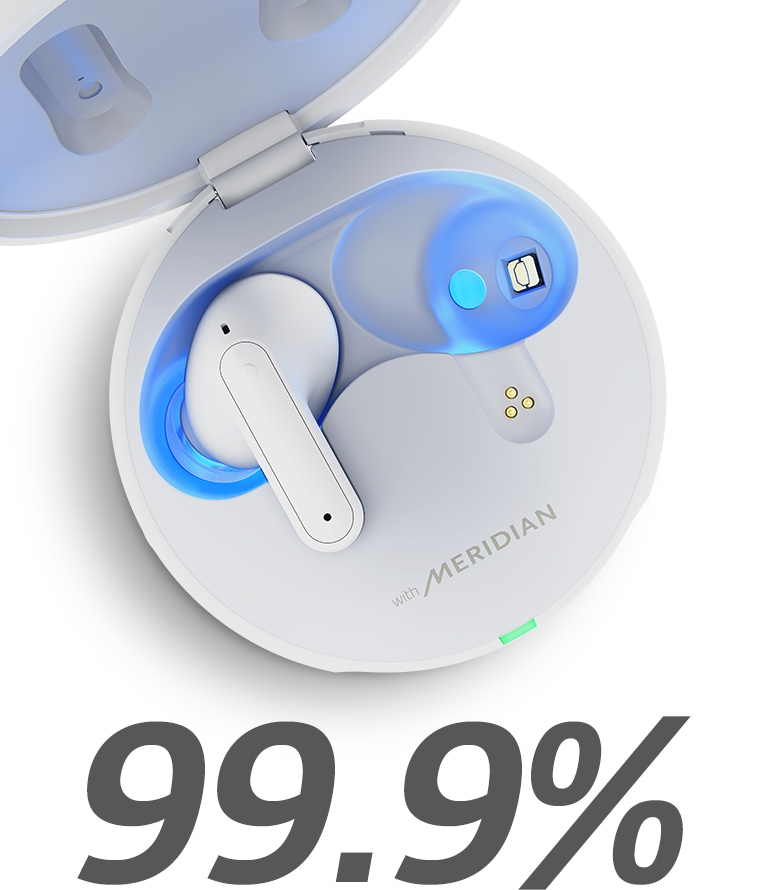 L'illuminazione UV blu è accesa sul dispositivo TONE Free con la custodia aperta. La frase “L’UVnano elimina il 99,9% dei batteri” è evidenziata sotto.