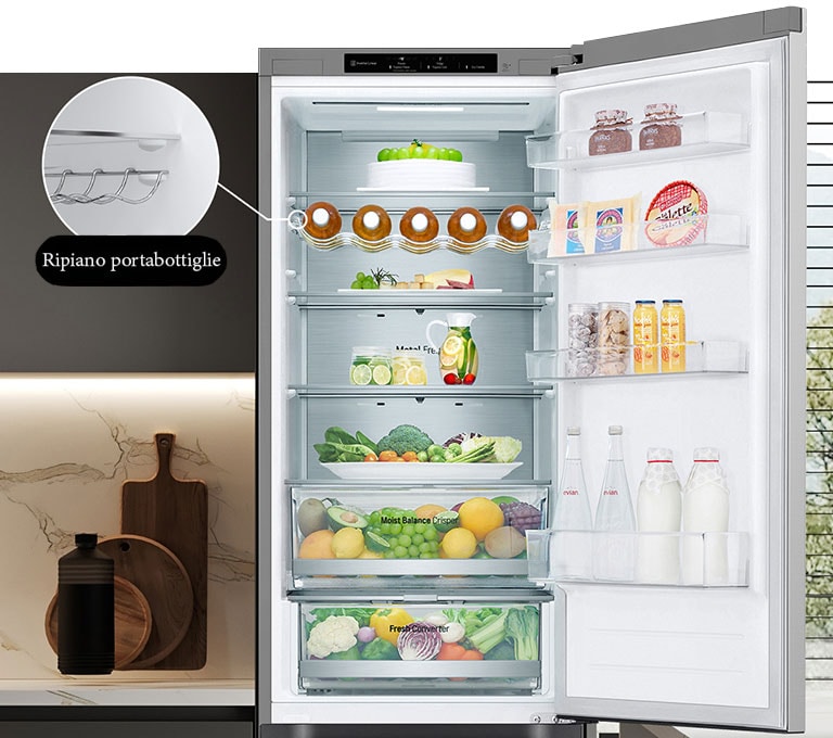 Frigorifero aperto con ripiano portabottiglie contenente ciambelle, frutta, verdura, bevande, latticini e barattoli.