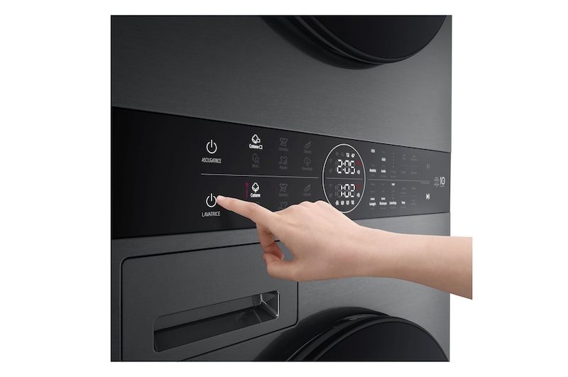 Primo piano del pannello di controllo unificato della WashTower Colonna Bucato LG WT1210BBF con mano che seleziona l’avvio della lavatrice.