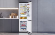 Immagine di una cucina con un frigorifero