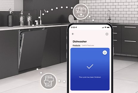 Foto di uno smartphone che comunica con la lavastoviglie attraverso l'app LG ThinQ.