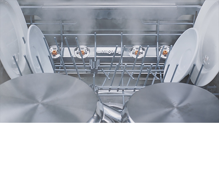 Video di una vista ravvicinata di diverse tipologie di piatti lavati a vapore in lavastoviglie.