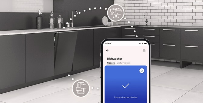 Foto di uno smartphone che comunica con la lavastoviglie attraverso l'app LG ThinQ.