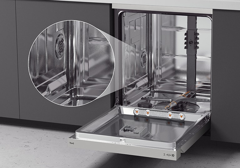 Una lavastoviglie installata in una cucina, con enfasi sull'interno realizzato in acciaio inox.