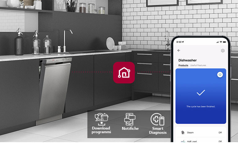 Cucina moderna con lavastoviglie LG integrata e smartphone che mostra notifica del ciclo di lavaggio completato.