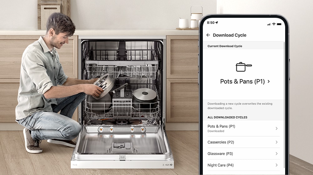 Un uomo carica una lavastoviglie LG, mentre uno smartphone mostra il ciclo "Pots & Pans" selezionato.