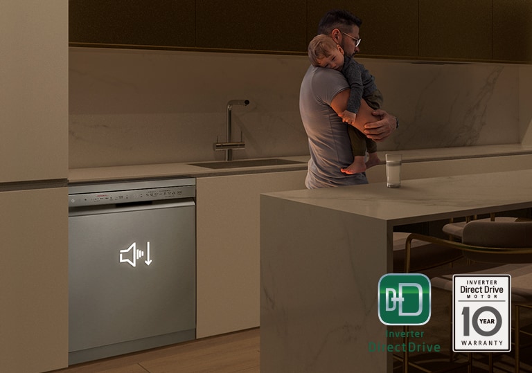 Uomo che tiene in braccio un bambino in una cucina moderna con lavastoviglie LG Inverter Direct Drive accanto al lavello.