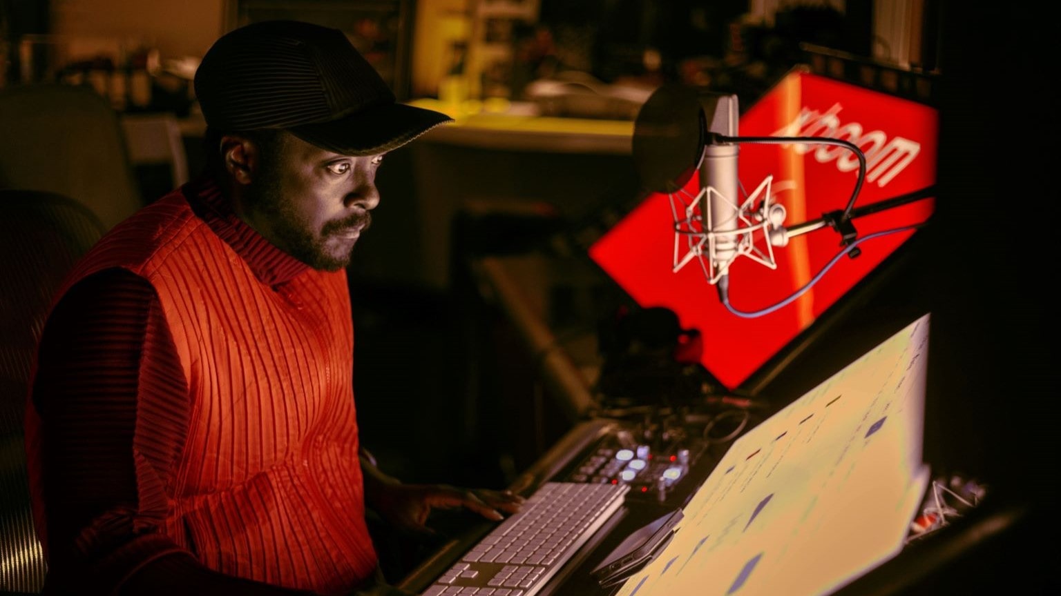 Partnership LG xBoom x Will.i.am: immagine di Will.i.am in uno studio di registrazione che lavora alla partnership con LG per creare la gamma Xboom by Will.i.am.