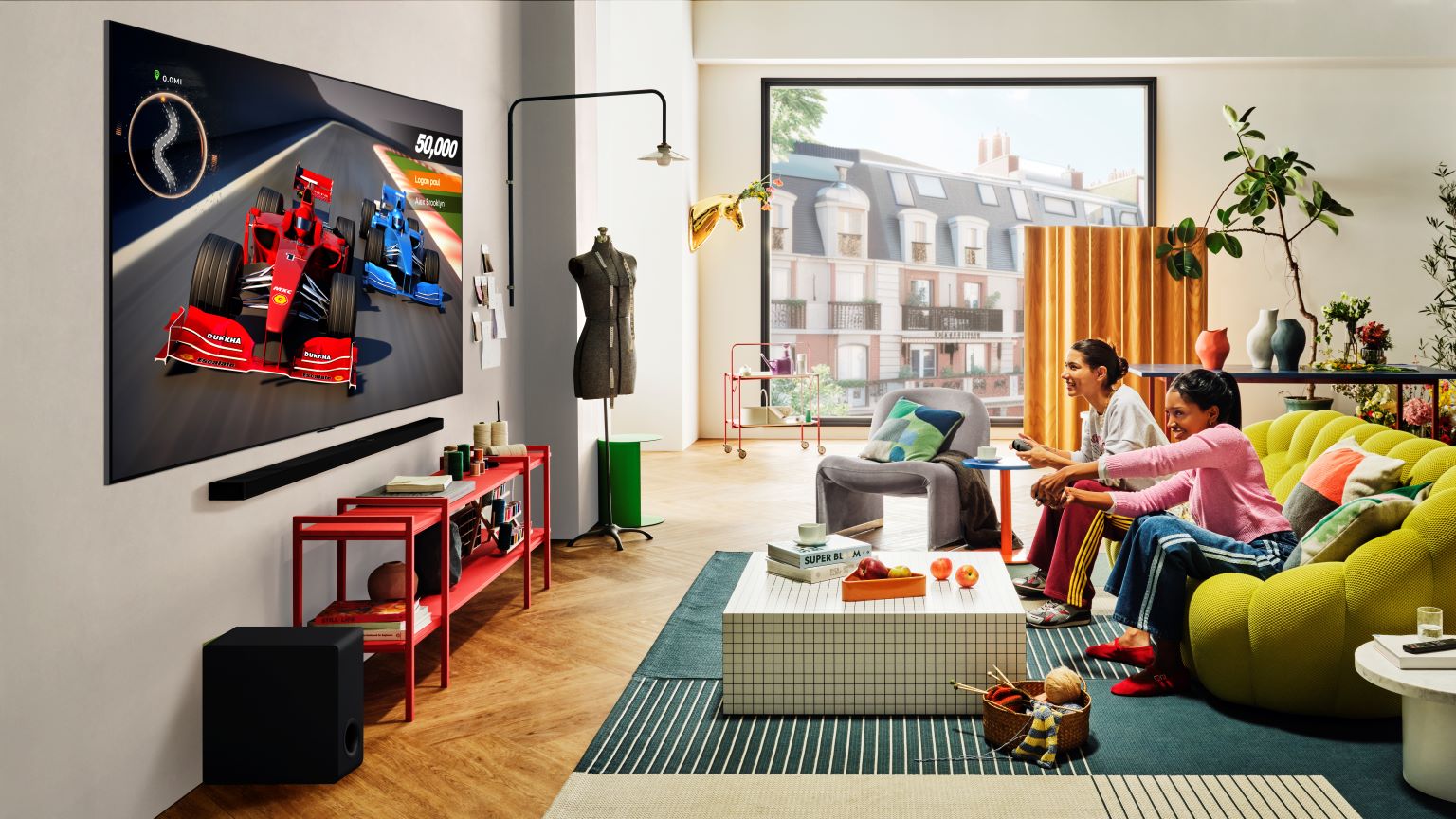 Giocare su TV è semplice con WebOS: immagine di due ragazze che giocano su un TV Oled LG.