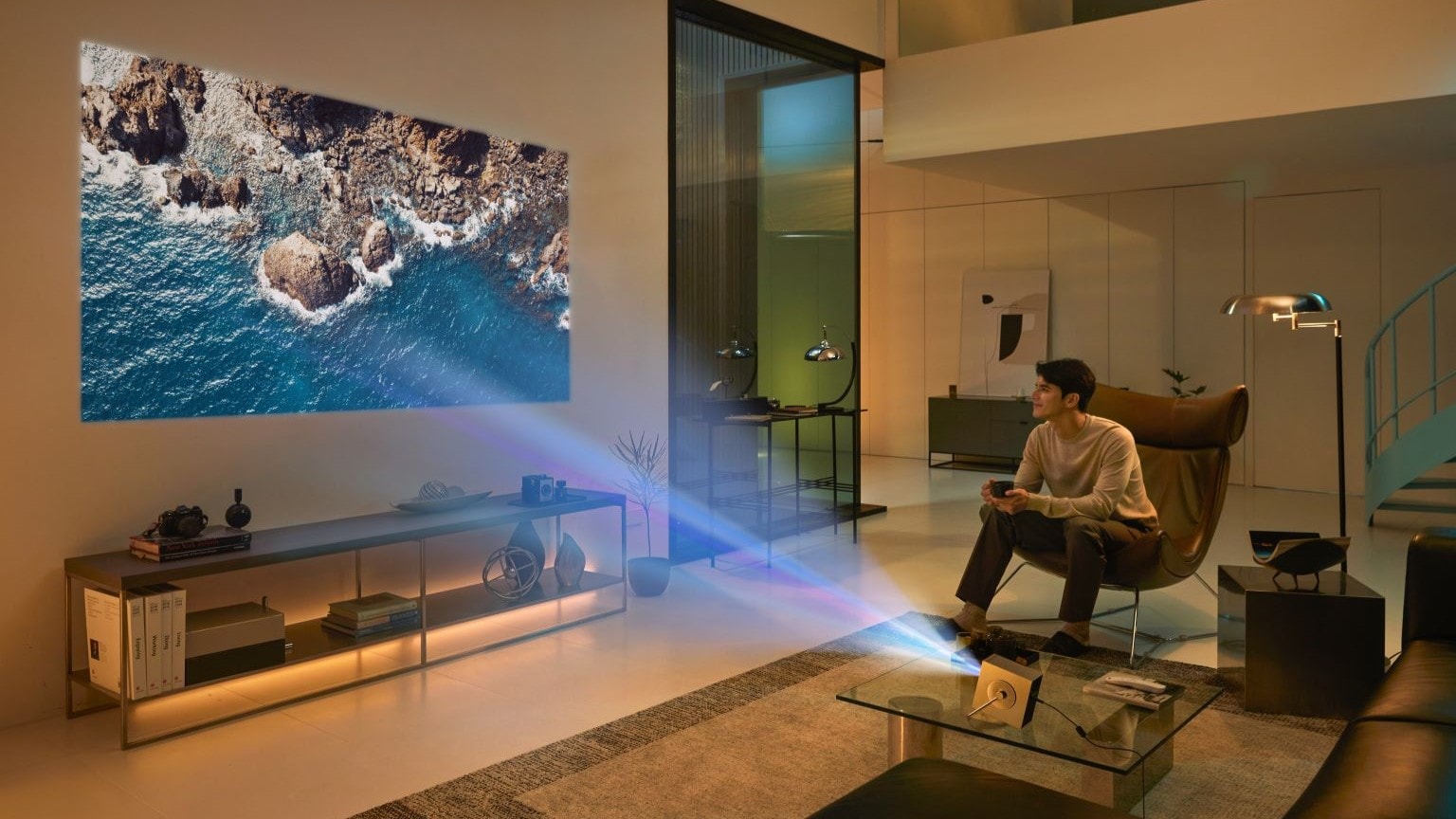 Proiettore o TV LG: immagine di un proiettore Cinebeam Q LG in salotto.