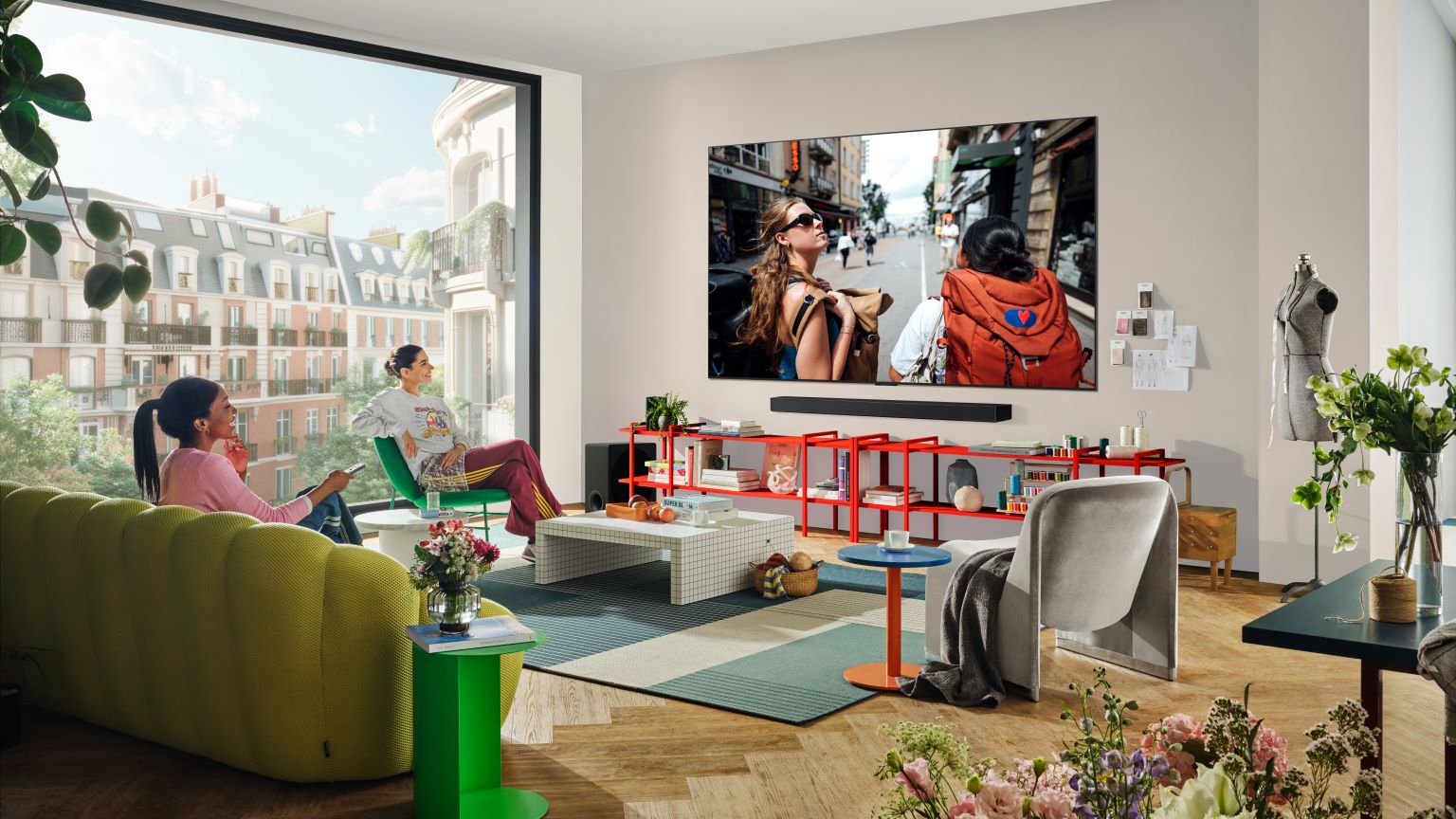 Serie tv più divertenti di sempre: immagine di due ragazze che guardano una serie TV sul televisore Oled G5 LG