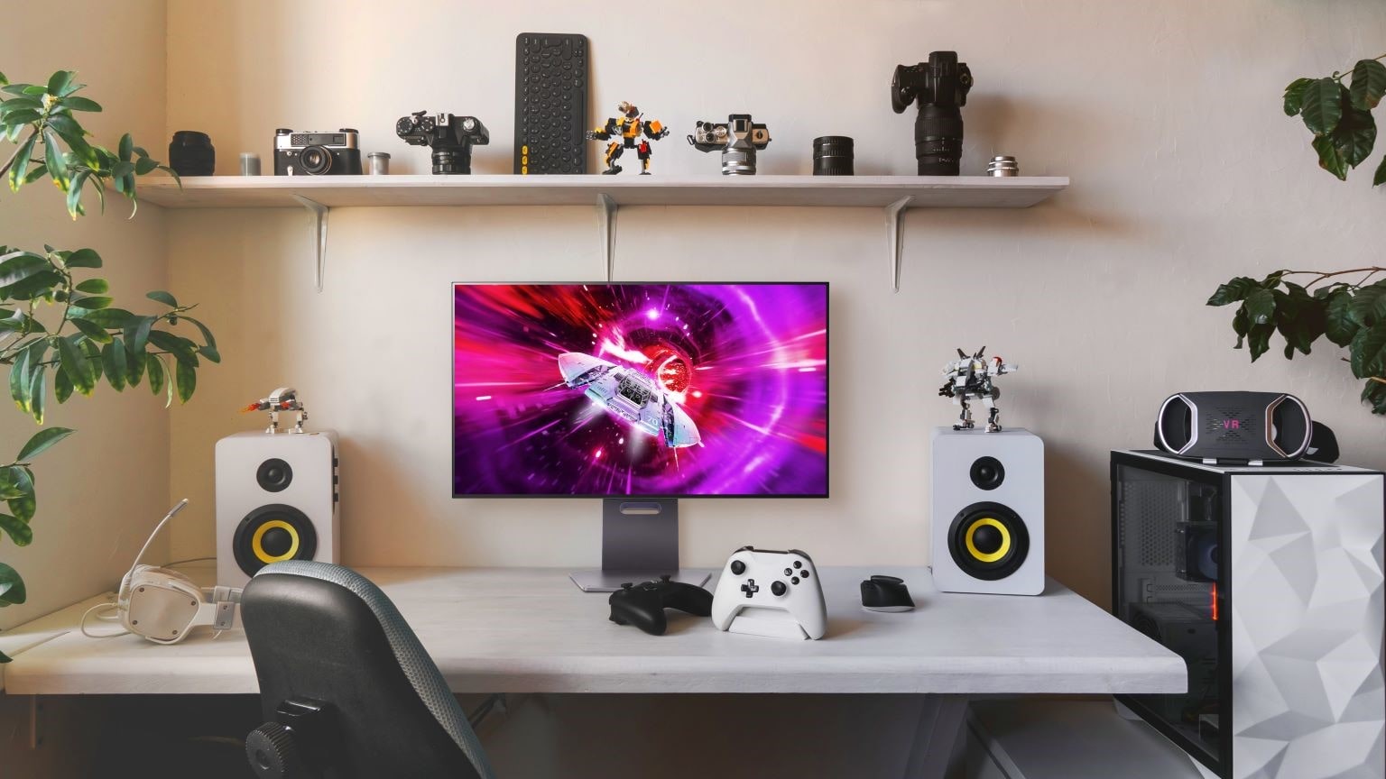 Streamer significato e cosa fa: immagine di una postazione da streamer e da gamer con il monitor da gaming LG, controller, casse e cuffie da gaming.  