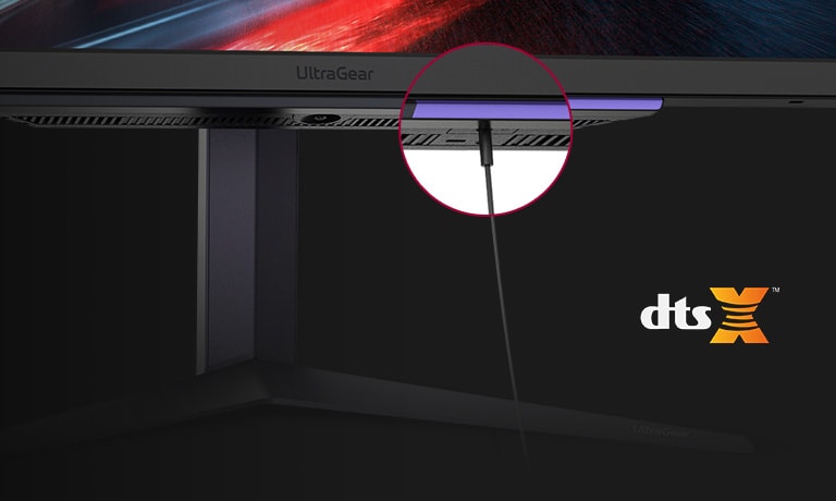 Mostra la parte inferiore del monitor con una porta per cuffie a 4 poli e un cavo per cuffie collegato ad essa.