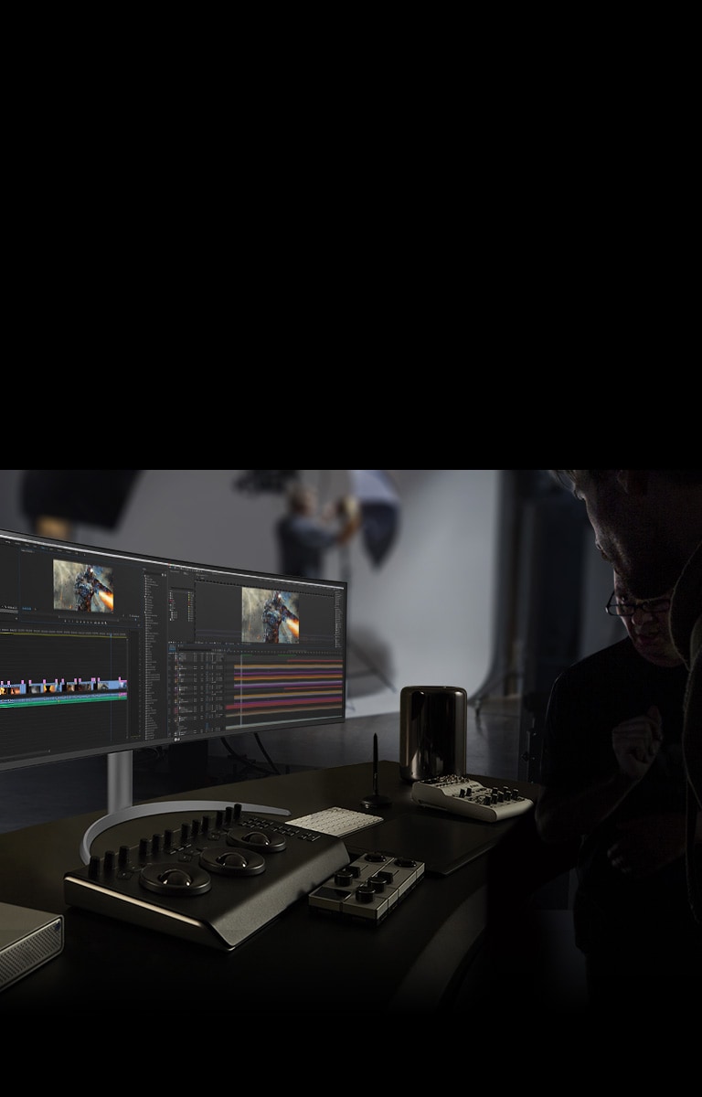 Mostra il 49WQ95C che visualizza gli strumenti di editing video con l'intera timeline.