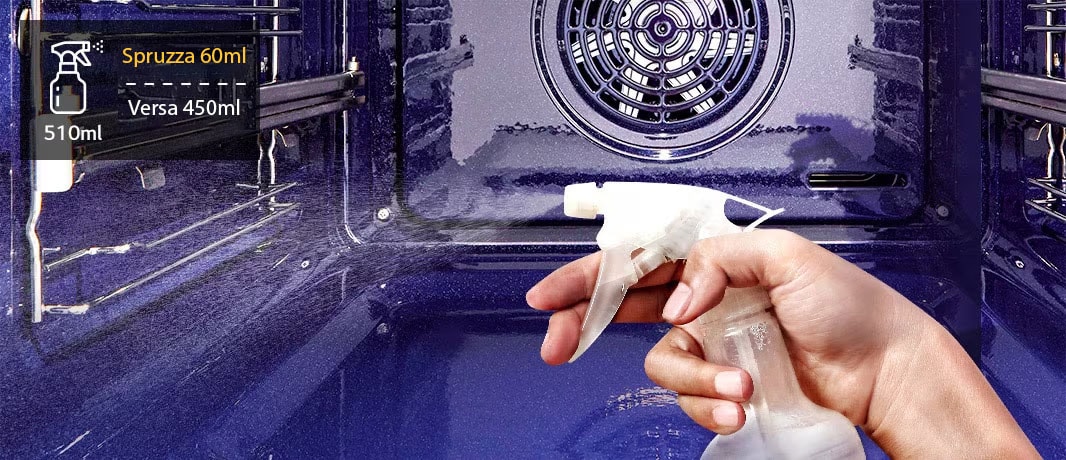 Immagine di una mano con uno spruzzino che spruzza acqua sulle pareti interne del forno