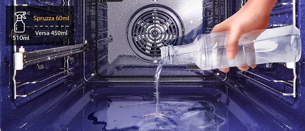 Immagine di una mano che versa l'acqua rimanente nello spruzzino sul fondo del forno.