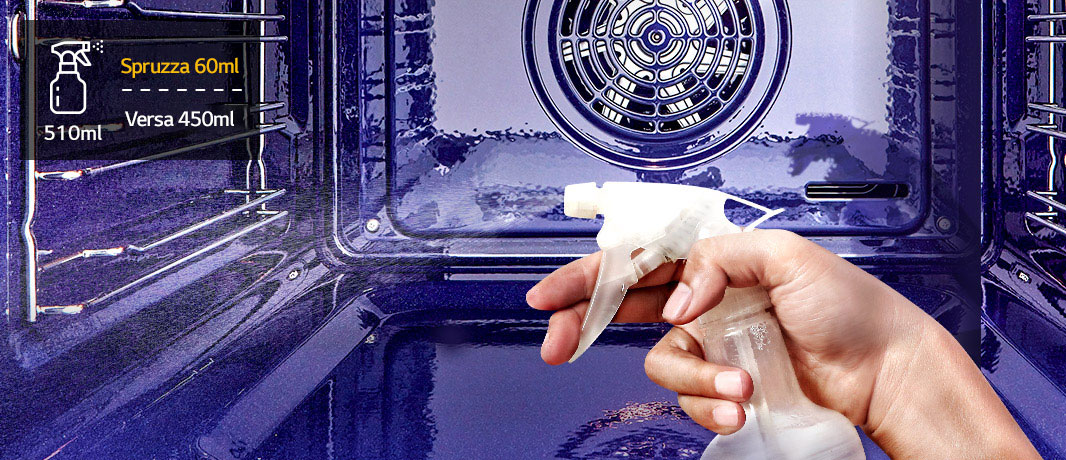 Immagine di una mano con uno spruzzino che spruzza acqua sulle pareti interne del forno