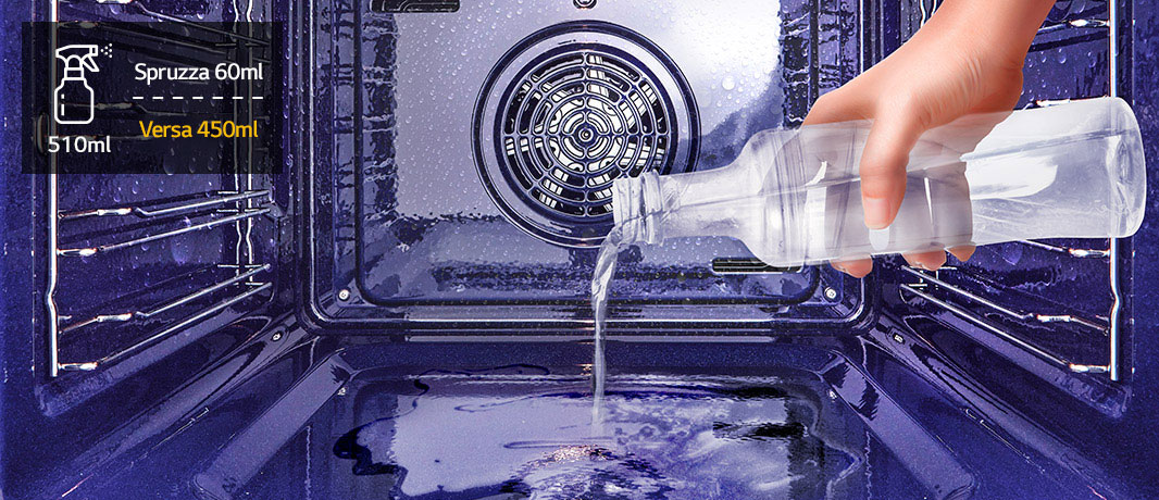 Immagine di una mano che versa l'acqua rimanente nello spruzzino sul fondo del forno.