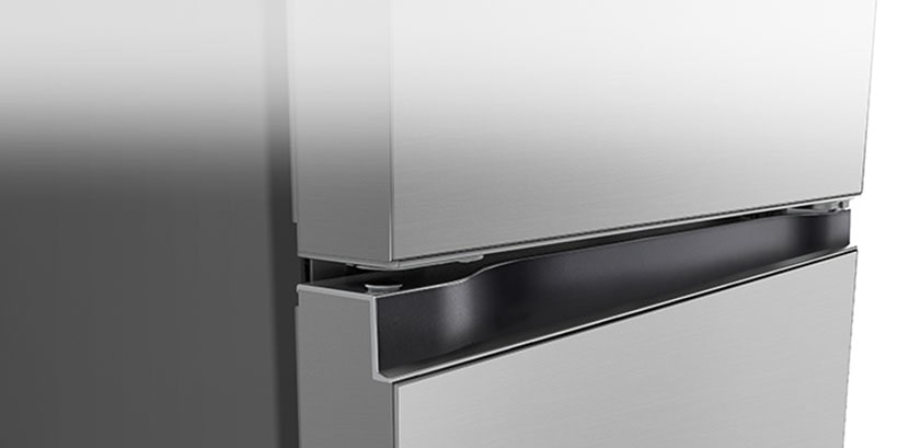 Dettaglio delle maniglie integrate, che donano al frigorifero un look minimale ed elegante.