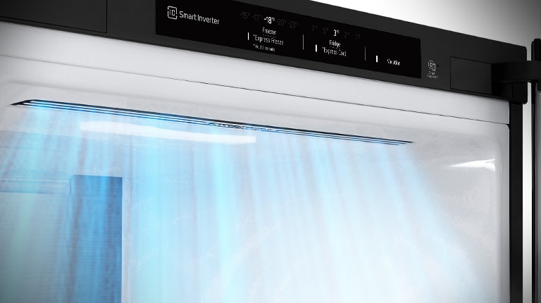 Flusso d'aria fredda dal sistema di raffreddamento Smart Inverter di un frigorifero LG, nella parte superiore interna.