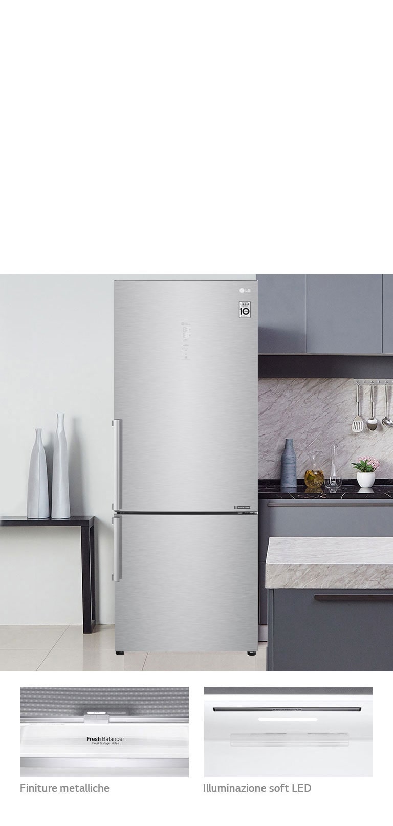 Frigorifero LG con finiture metalliche in cucina moderna con piano in marmo, mobili grigi e accessori illuminati a LED.