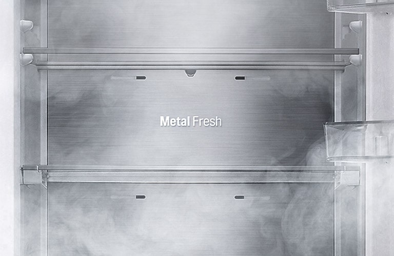 Interno di un frigorifero LG con tecnologia Metal Fresh che distribuisce uniformemente la nebbia fredda.