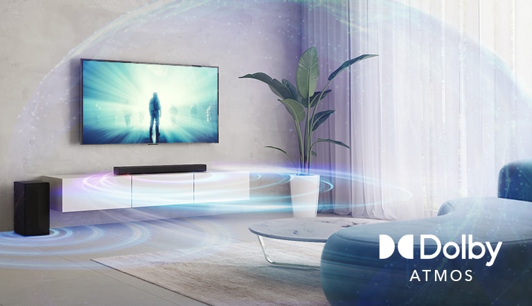Il TV LG è sulla parete del soggiorno. Sullo schermo del TV viene riprodotto un film. La soundbar LG è posizionata esattamente sotto al TV su un ripiano beige con l’altoparlante posteriore a sinistra. Logo Dolby Atmos Virtual visualizzato sull’angolo in basso a destra dell’immagine.