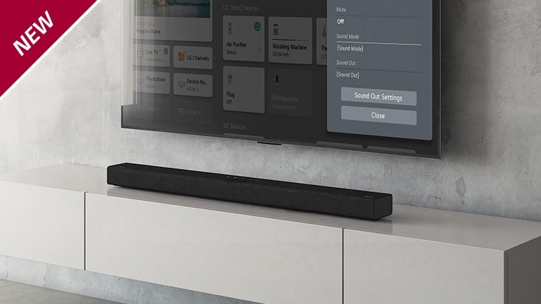 TV LG sospeso a parete, che visualizza la schermata delle impostazioni della sound bar. Sotto, la Sound Bar LG S65Q è collocata su una mensola. Il testo NEW (NOVITÀ) viene visualizzato nell’angolo superiore sinistro.