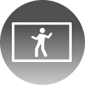 Una persona è in piedi davanti alla TV e si muove come se stesse ballando. Lo schermo è diviso per mostrare sia l'immagine della persona che l'immagine di una persona che dimostra la danza.