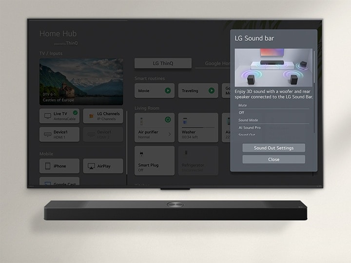 La LG Soundbar si trova sotto a un TV LG QNED. Sullo schermo del televisore viene visualizzata l’interfaccia utente della soundbar e i controlli del volume del televisore.