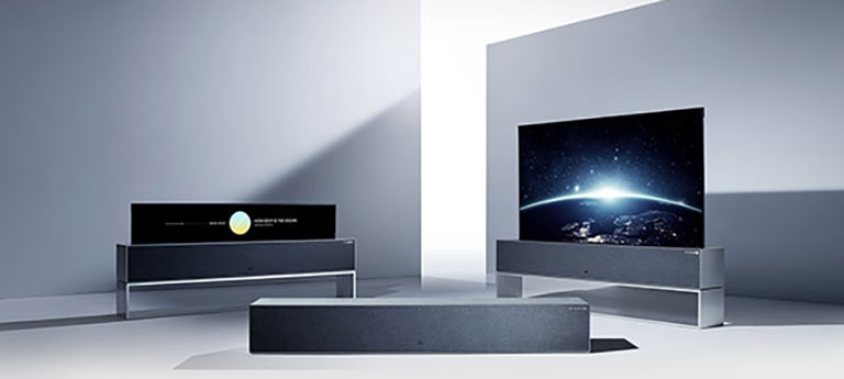 Tre LG SIGNATURE Rollable OLED TV sono impostati in modalità full view, line view e zero view.