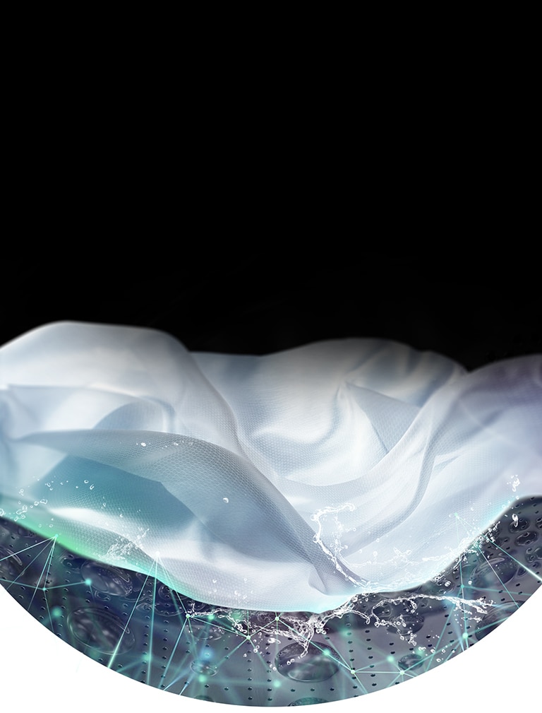 Tessuto bianco fluttuante nell'acqua con schizzi e riflessi colorati, su sfondo nero.
