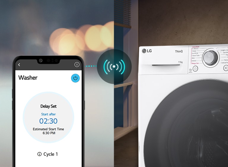 Un'immagine a sinistra mostra un uomo che guarda il suo telefono. L'immagine a destra mostra la lavatrice di casa con una luce verde sul display. Al centro, c'è un'immagine dello schermo dello smartphone che mostra l'app LG ThinQ e un'icona di connettività.