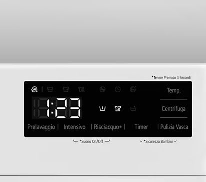 Dettaglio del pannello di controllo della lavatrice in cui si vede il display.