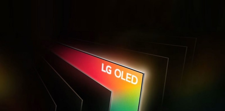 Varie TV OLED in una stanza scura, che mostrano immagini di meduse in un ambiente subacqueo.