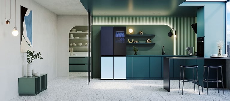 Cucina moderna con mobili eleganti color verde acqua, frigorifero LG MoodUP con anta a gradiente, ripiani aperti, arredamento minimalista e una grande isola con sgabelli da bar. La luce naturale inonda lo spazio attraverso una grande finestra.