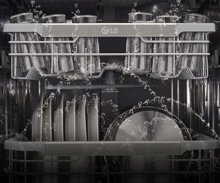 Una vista interna di una lavastoviglie LG in funzione, che mostra l'acqua spruzzata su bicchieri e piatti durante un ciclo di lavaggio.