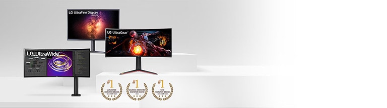 Tre monitor LG — UltraWide, UltraFine Display OLED Pro e UltraGear — sono esposti su una piattaforma bianca, con design futuristici, immagini cosmiche e scene di gioco, e premi che evidenziano i primati di LG per monitor ultrawide, gaming e UHD.