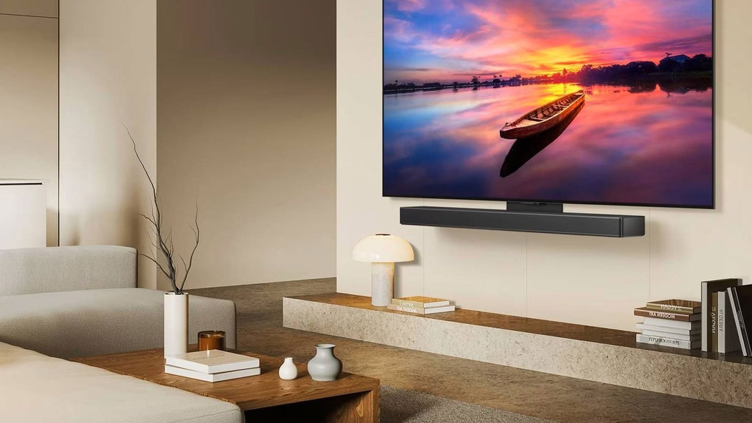 Un TV LG OLED con una soundbar che riproduce l’immagine di un tramonto dai colori intensi. Il TV è caratterizzato da un’ottima qualità audio e video, ideale per il gaming e la visione di film.