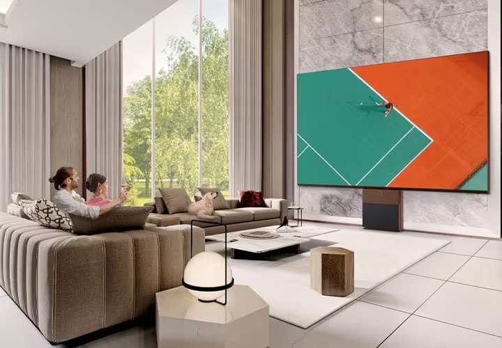 Una famiglia seduta alla distanza ideale dalla TV.