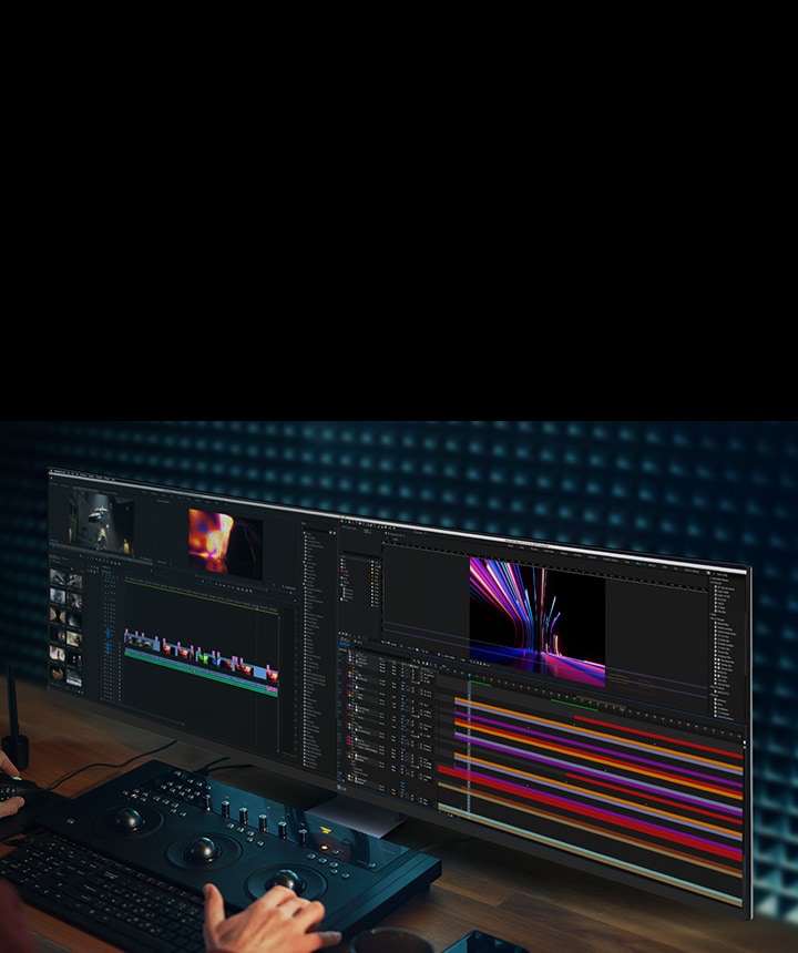 Video editor che utilizza il monitor LG UltraWide per lavorare su un’intera timeline video con controlli di editing professionali.