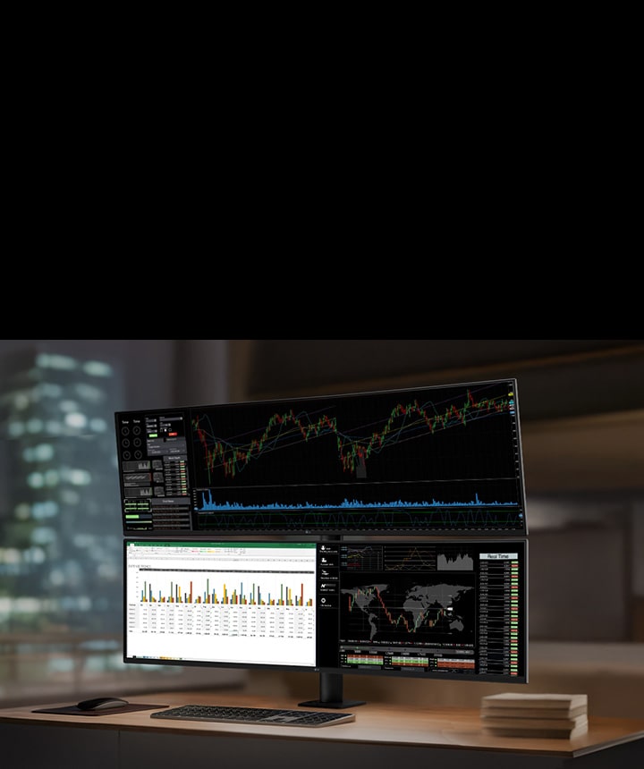 Ambiente d’ufficio che utilizza il monitor LG UltraWide per analizzare più dashboard e grafici su uno schermo ampio.