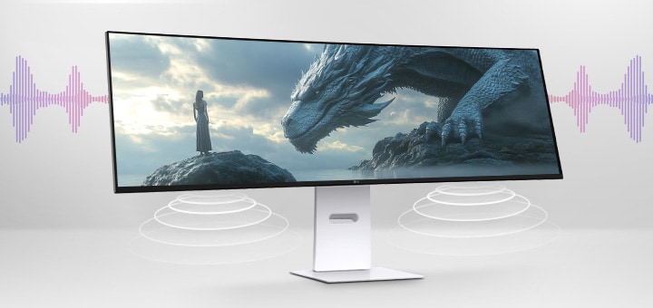 Un video in loop mostra due scene che evidenziano gli altoparlanti integrati del monitor: una con una scena cinematografica di un drago per un audio multimediale immersivo e un’altra con un’interfaccia di videochiamata, sottolineando una comunicazione vocale chiara senza altoparlanti esterni. Onde sonore visive rappresentano l’uscita stereo.