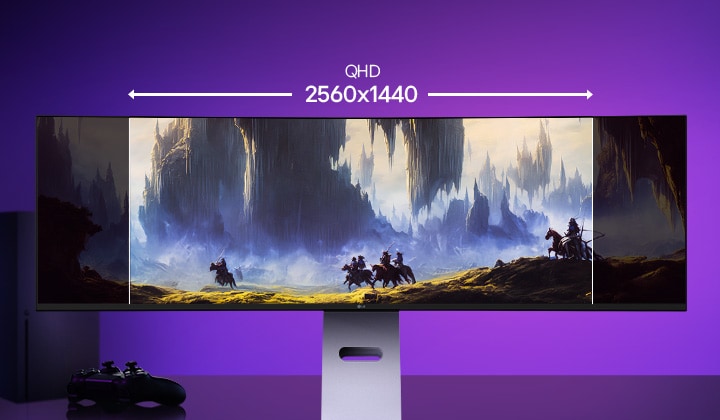 Confronto che mostra il campo visivo ampliato con risoluzione DQHD 5120×1440. In alto: vista standard con cornici visibili; in basso: vista ultra-wide immersiva senza interruzioni delle cornici.